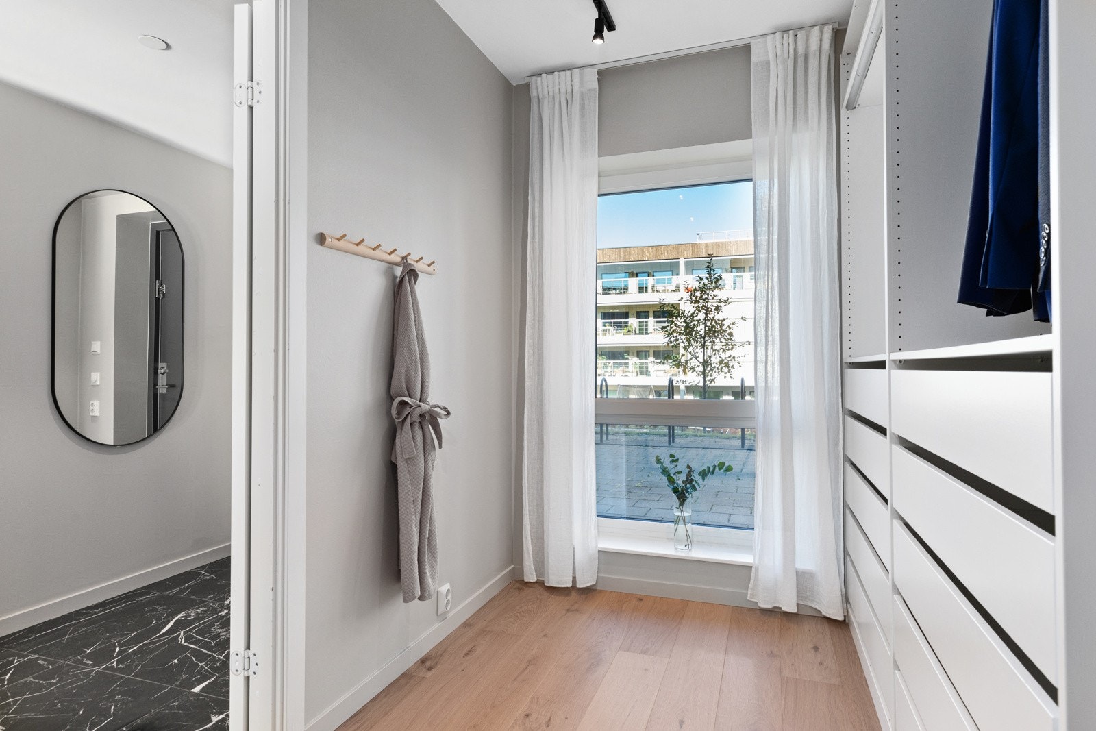 De nøytrale fargevalgene gjør det enkelt å sette sitt eget preg på interiøret. Galleribilde