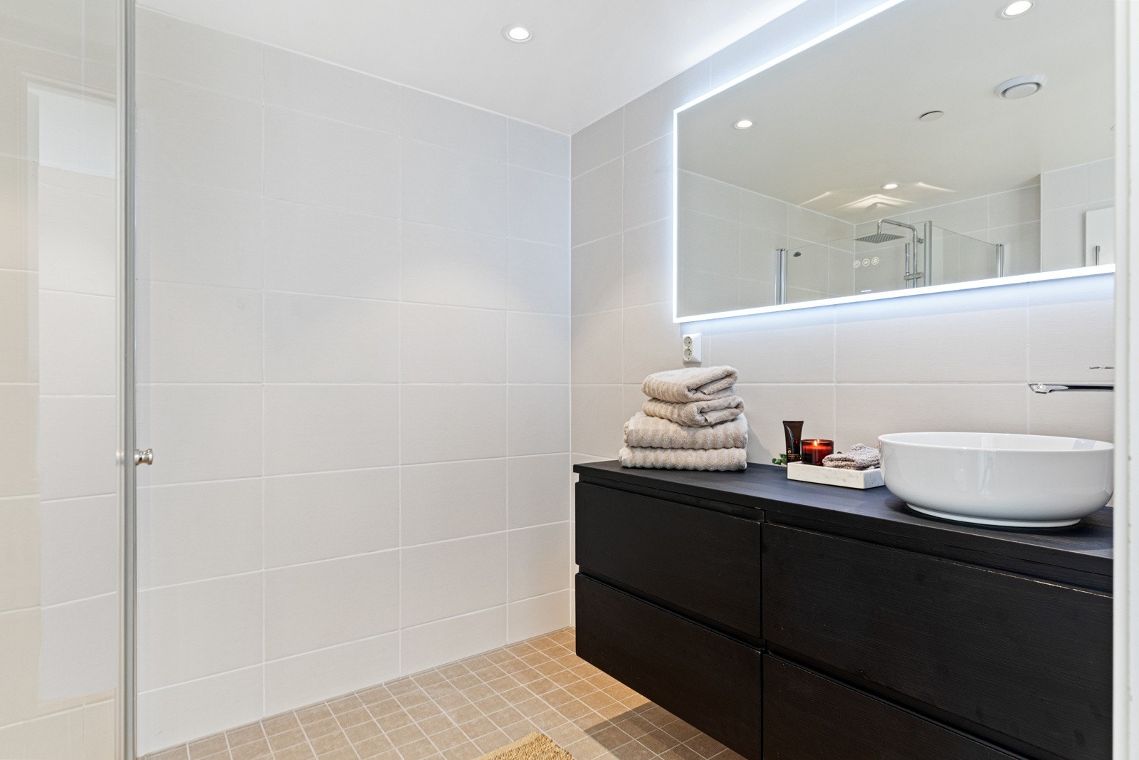 Badet er utstyrt med gulvvarme, regnfallsdusj og downlights i himlingen. Galleribilde