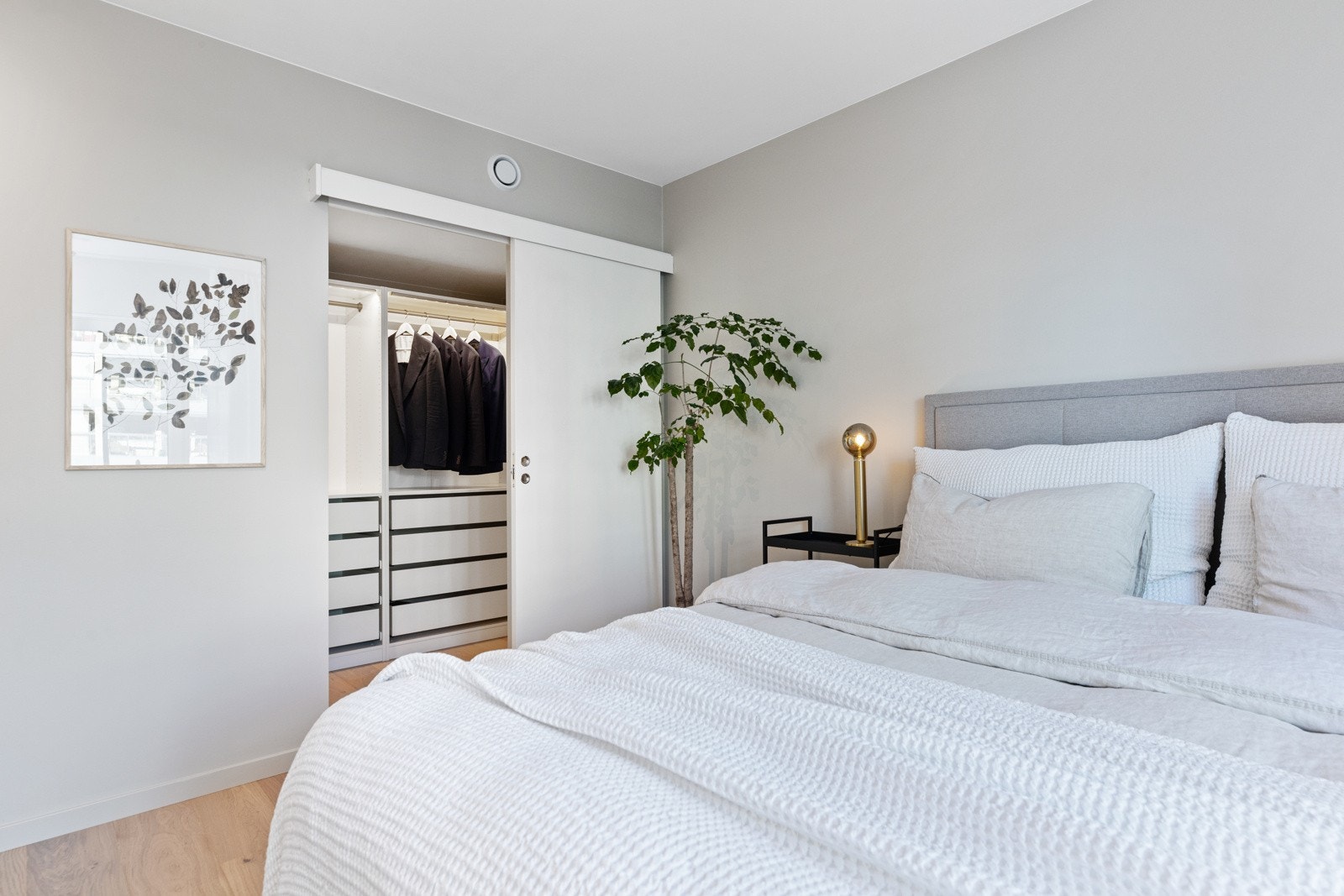 Hovedsoverommet har et eget praktisk walk-in closet på ca. 3 kvm. Galleribilde