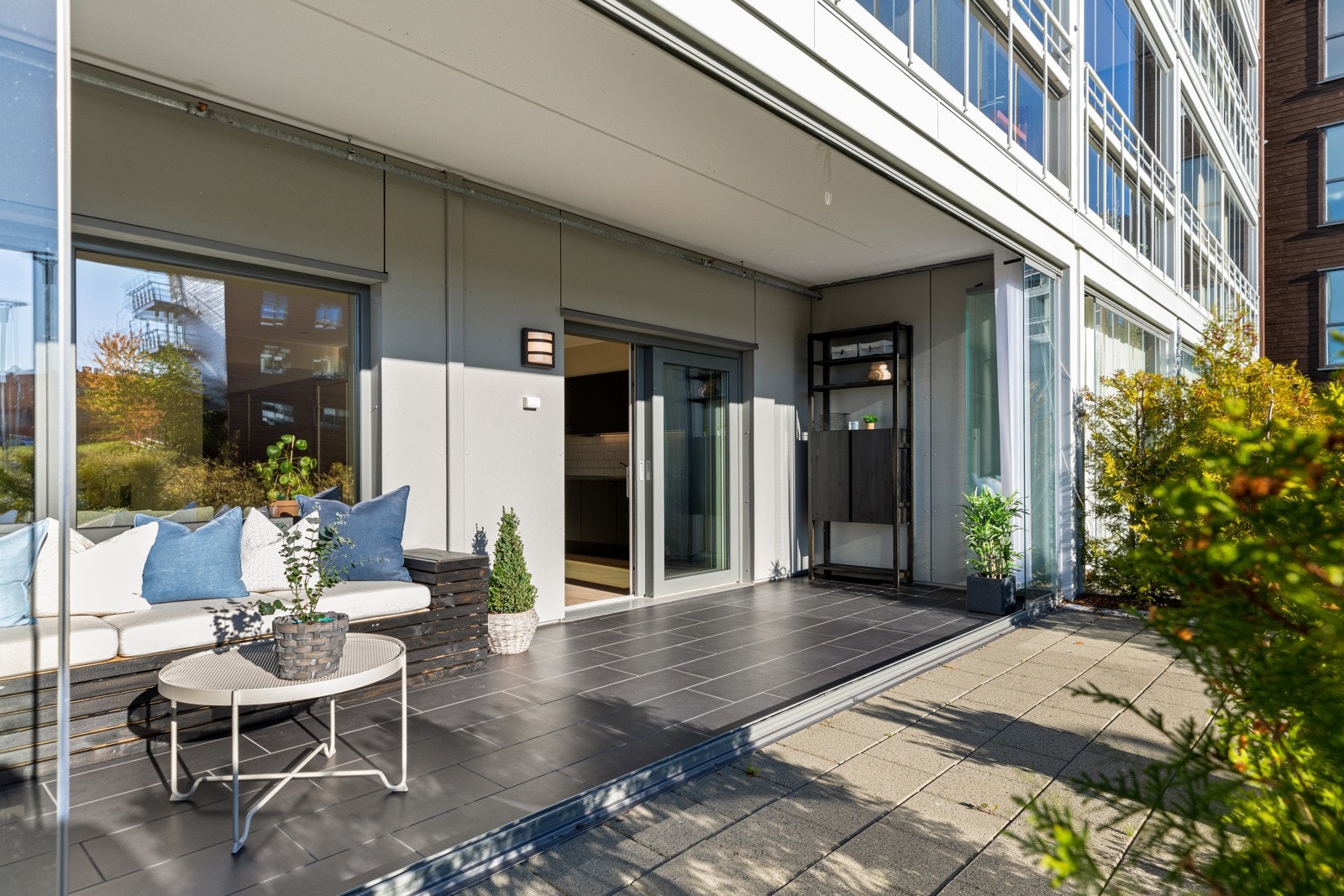 Her kan man enkelt åpne opp terrassen via en trekkspill-løsning, slik at solen og lyset slipper inn. Galleribilde