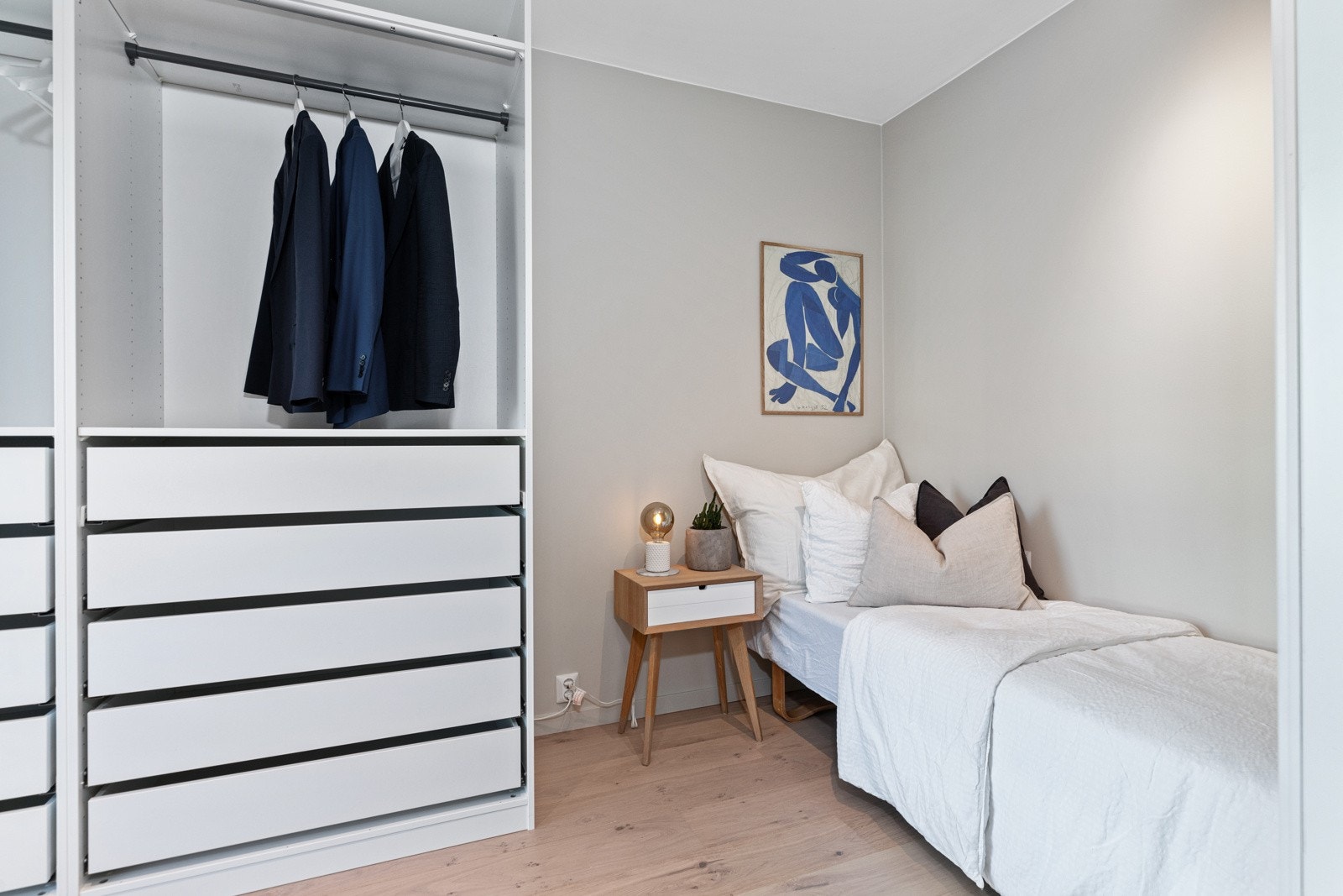 Det følger med en flott garderobeløsning på det andre soverommet. Galleribilde