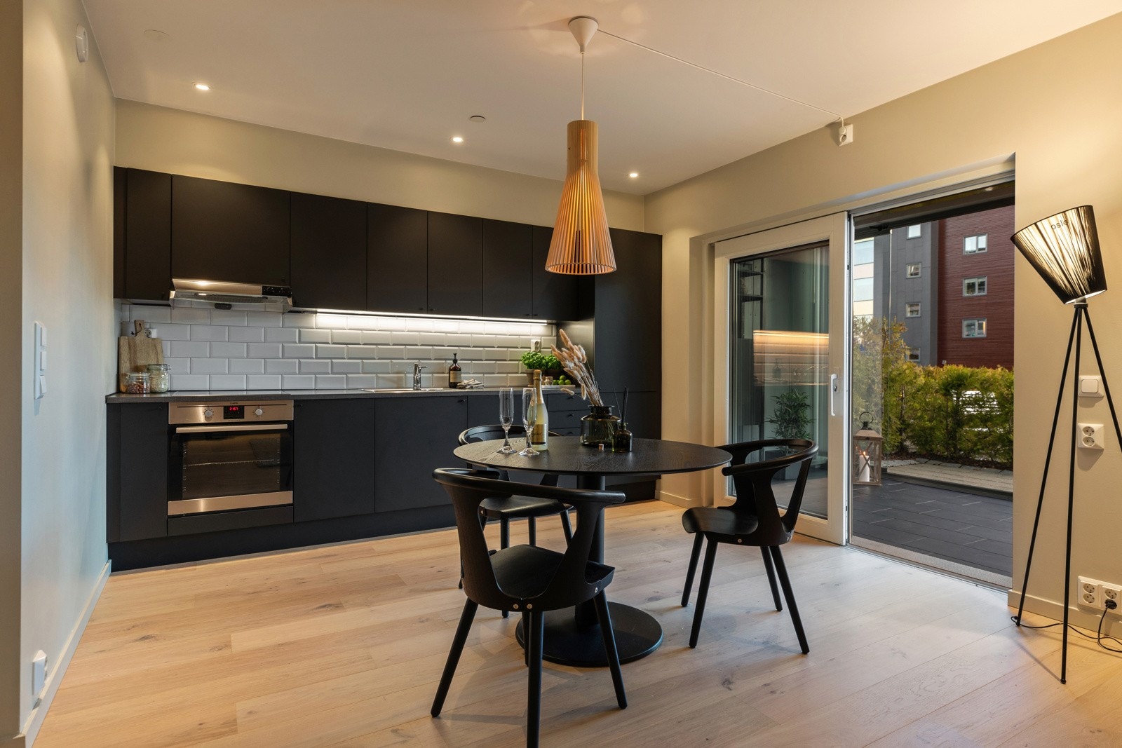 Stuen har et areal på ca. 29,5 kvm, så her kan man enkelt innrede med flere sittegrupper - uten at det oppleves rotete. Galleribilde