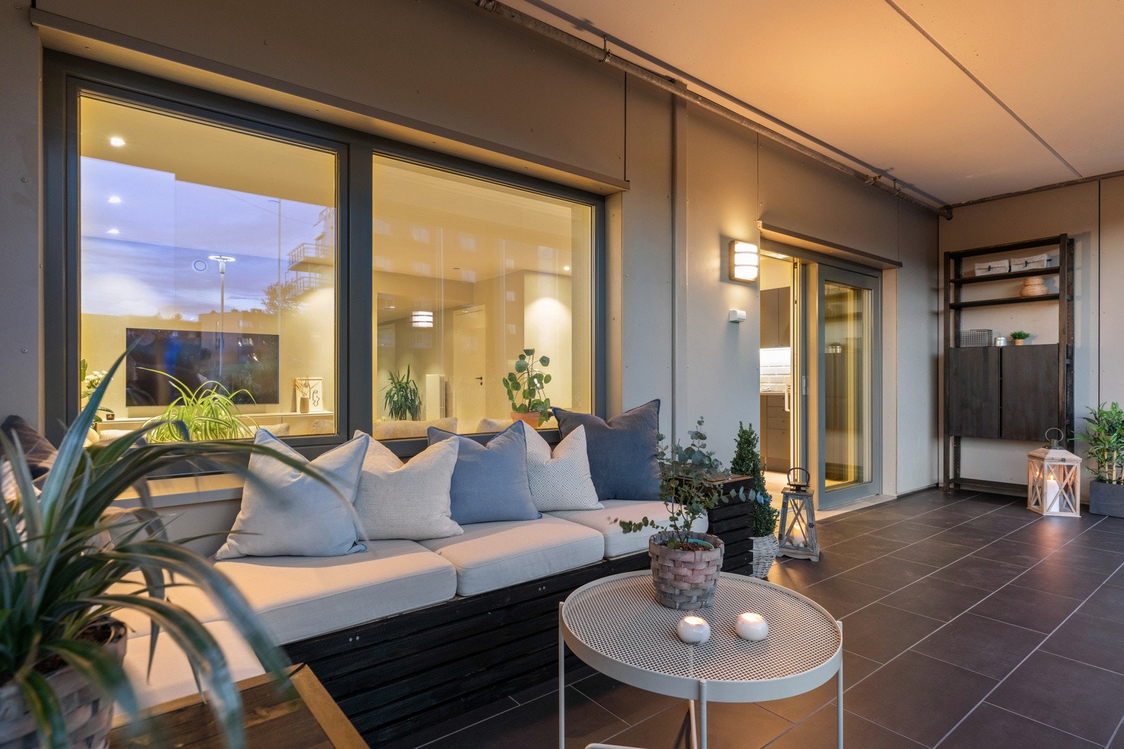 Terrassen er utstyrt med lamellgardiner og en stikkontakt slik at man enkelt kan montere en varmeovn. Galleribilde