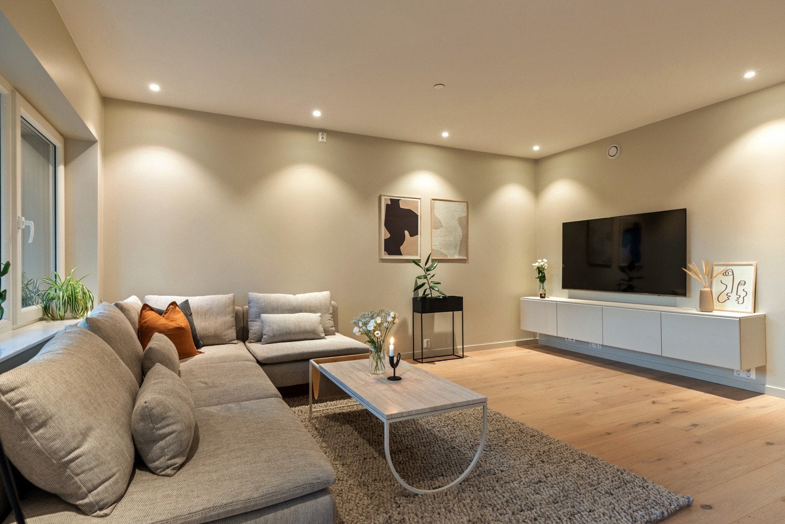 Alle veggflatene er malt i 2021, og leiligheten er holdt i en lys, tidsriktig fargepalett. Galleribilde