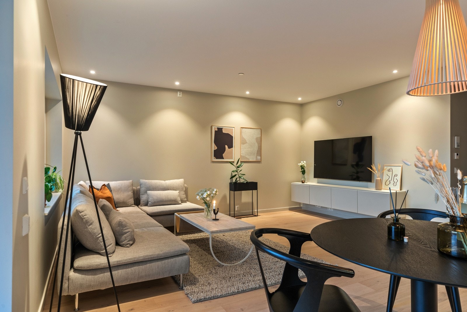 Leiligheten oppvarmes med radiator tilknyttet fjernvarme. Galleribilde