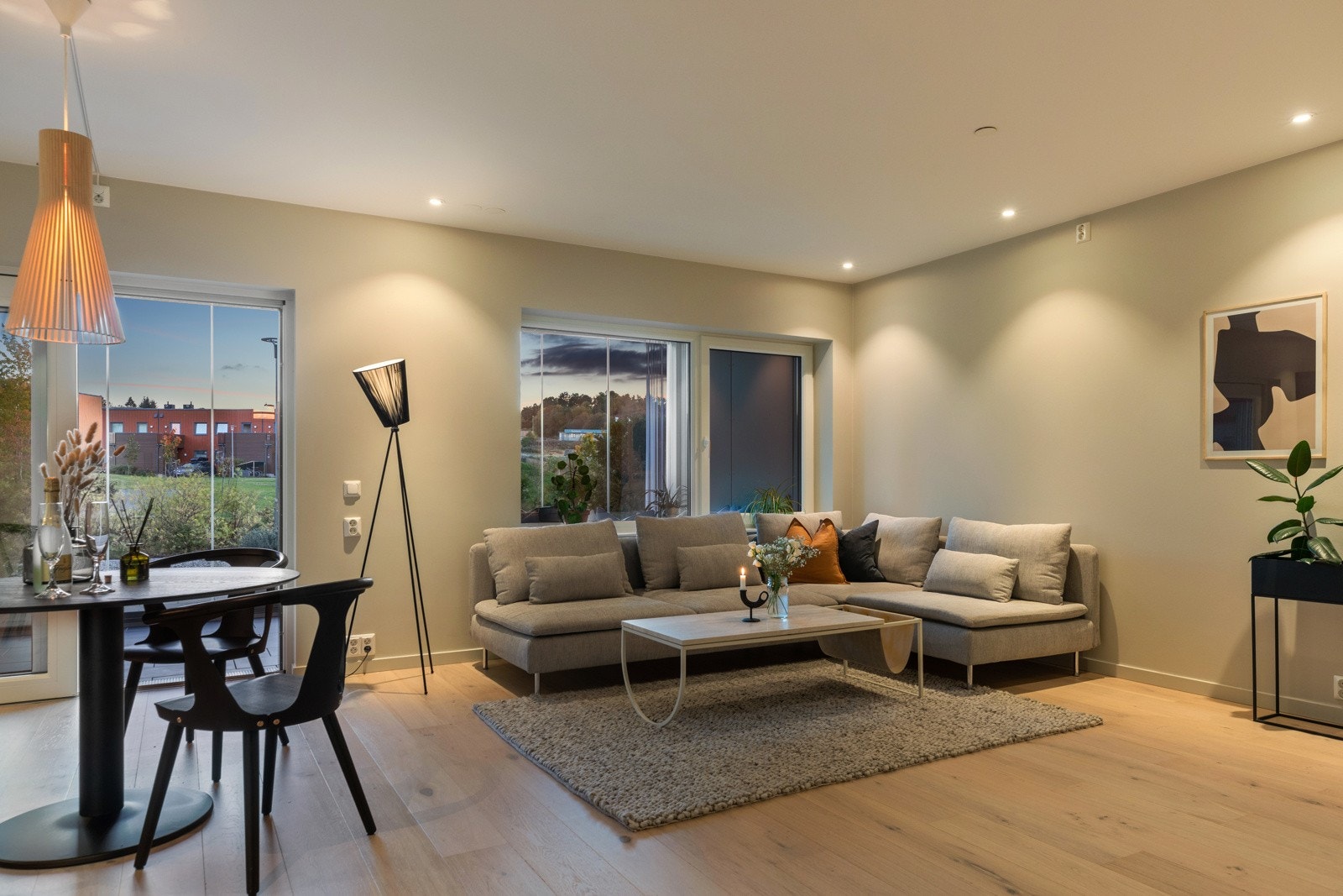 Alle gulv og lister i leiligheten er skiftet i 2021. Galleribilde