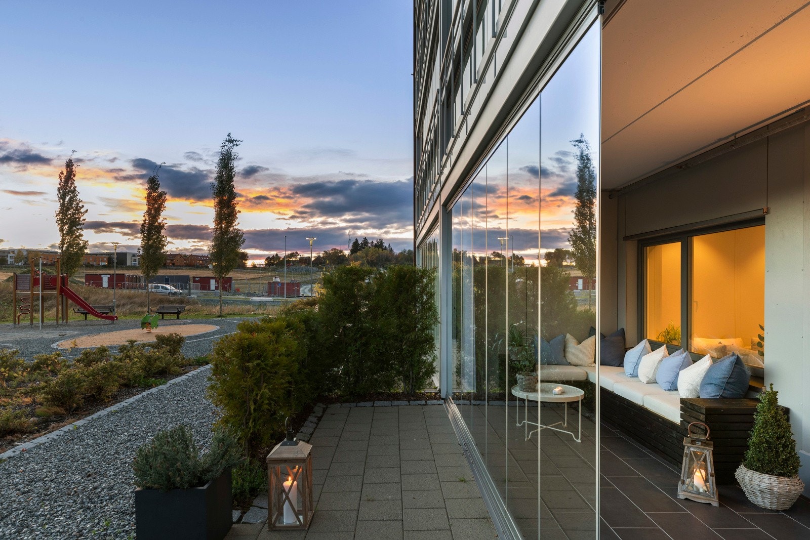 Fra stuen er det utgang til en flislagt og innglasset terrasse på ca. 15,5 kvm. Galleribilde