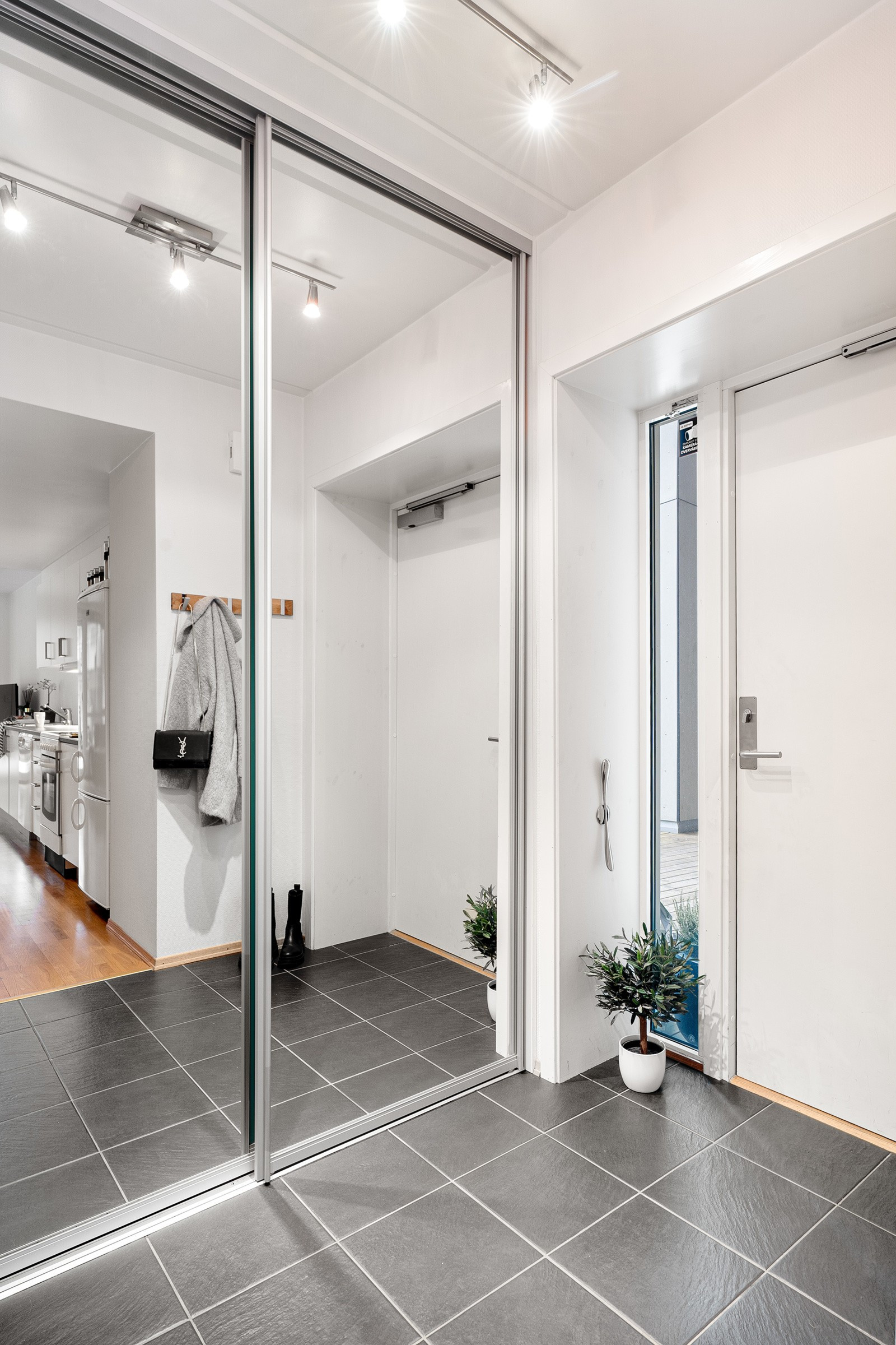 Velkommen inn! Entreen har skyvedørsgarderobe med god oppbevaringsplass for sko- og yttertøy.