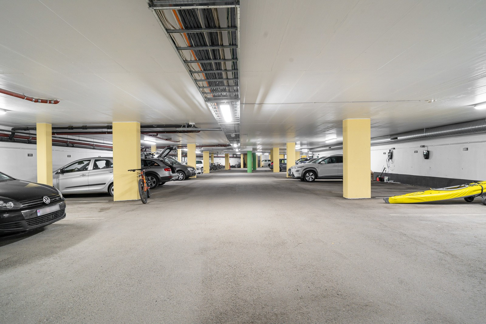 Fast parkeringsplass i felles garasjeanlegg. Sportsboden finner du også i tilknytning til anlegget.