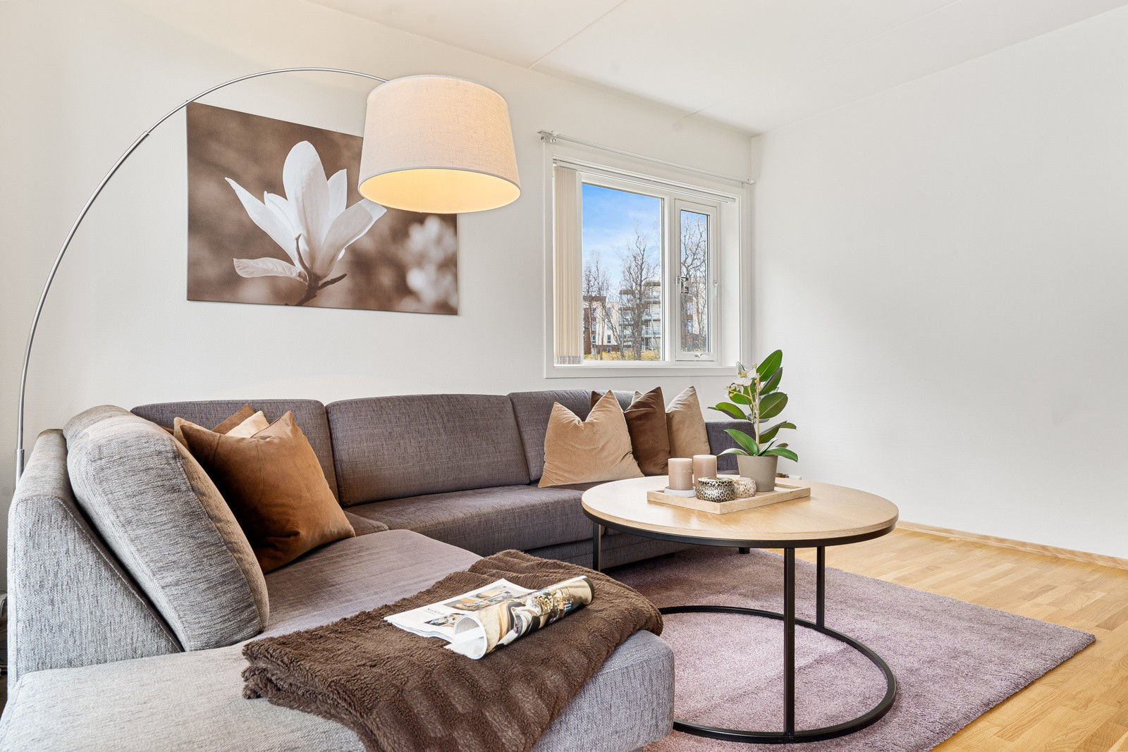 Her har du god plass til stor sofagruppe og spisebord.