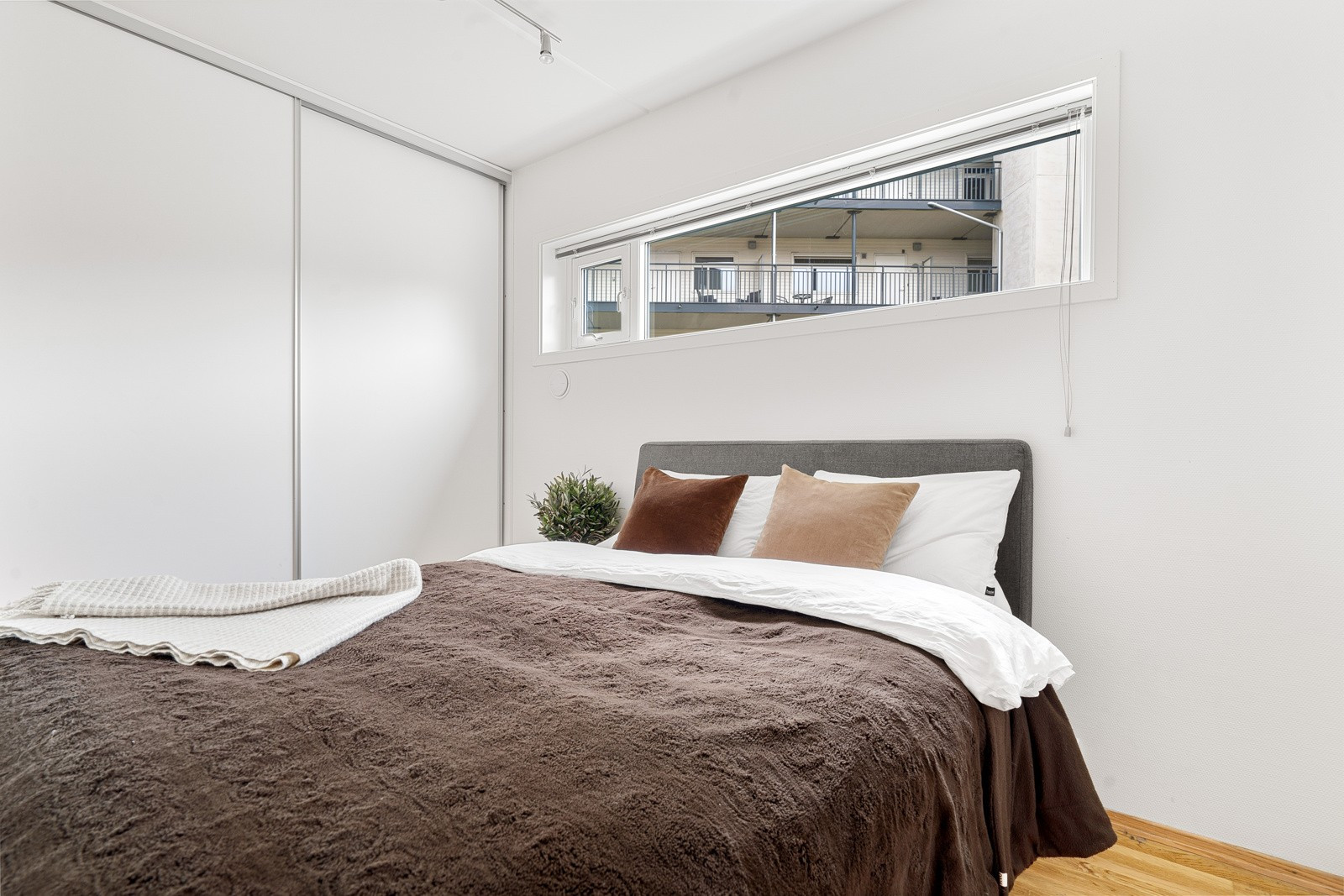 God lagringsplass i skyvedørsgarderobe.