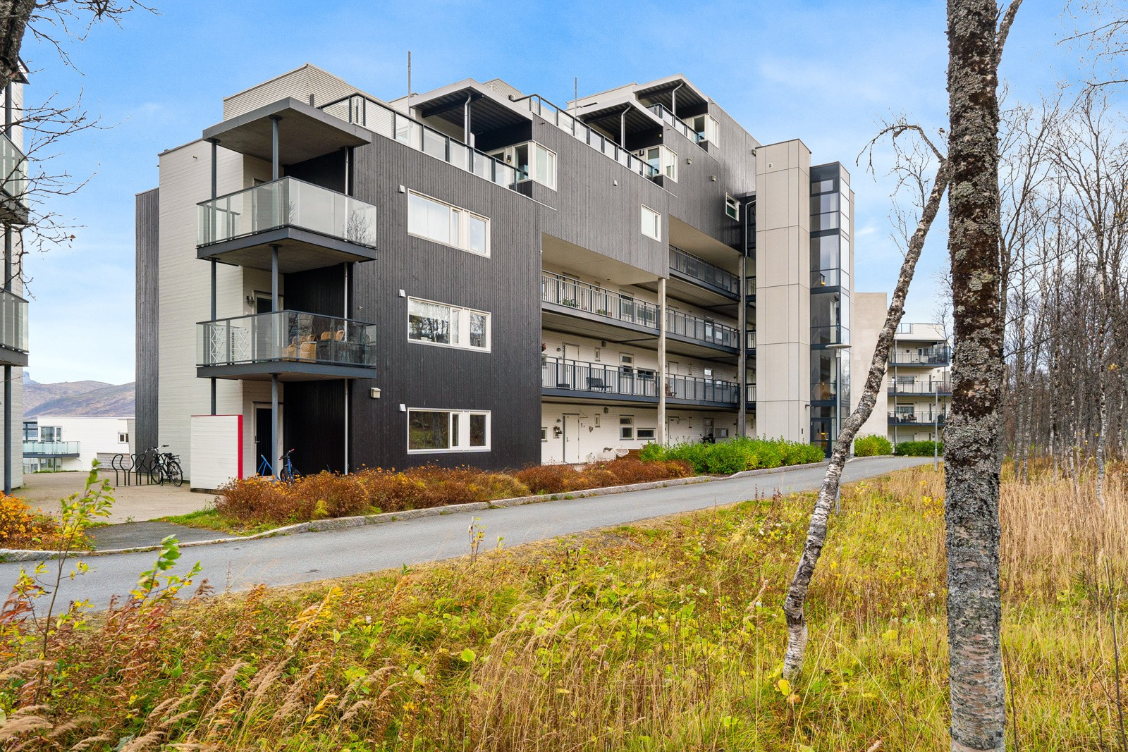 Her får du en utmerket beliggenhet i et av Tromsøs mest attraktive boområder med busstopp, skole, barnehage, løysløypa som byr på fantastiske turmuligheter og mye mer i umiddelbar nærhet.