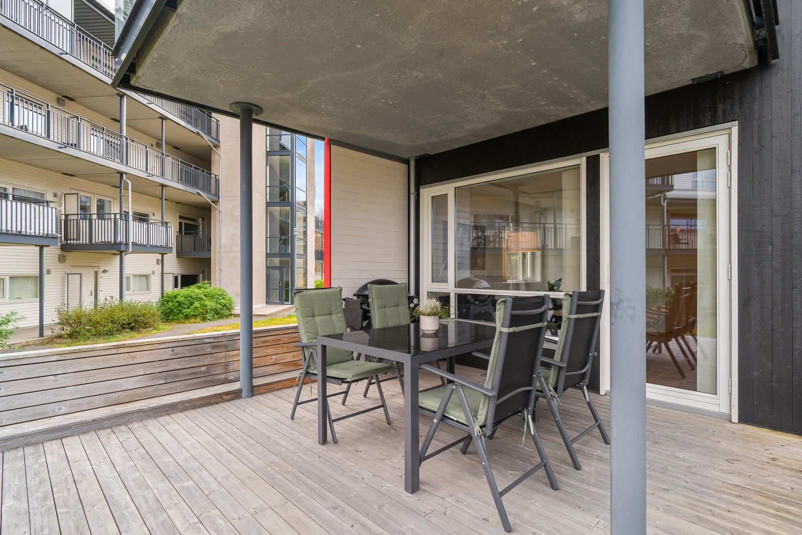 Fra stuen er det utgang til en stor terrasse som kan by på herlige solforhold.