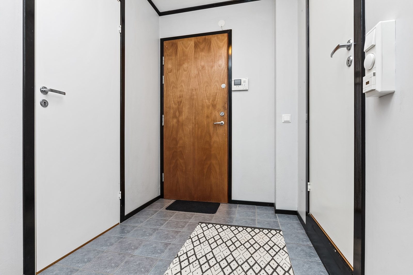Romslig entré med tilknyttet bod/garderobe. Galleribilde