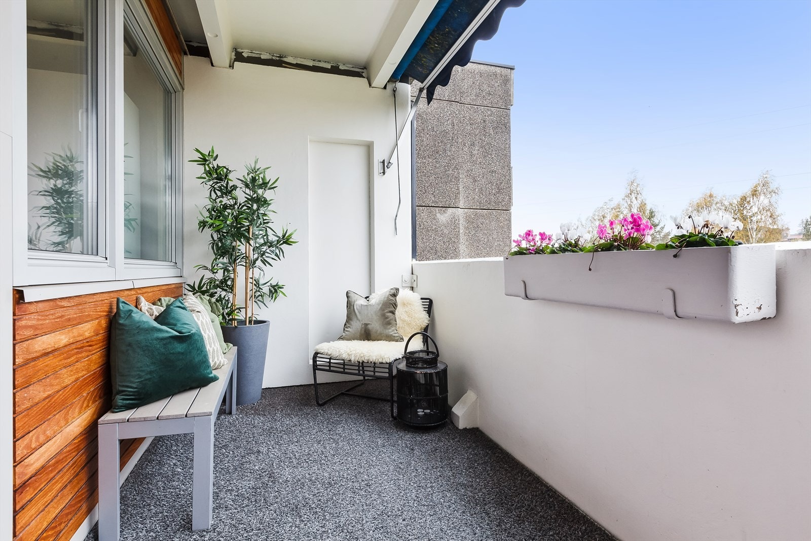 Hyggelig og solfylt balkong. Galleribilde