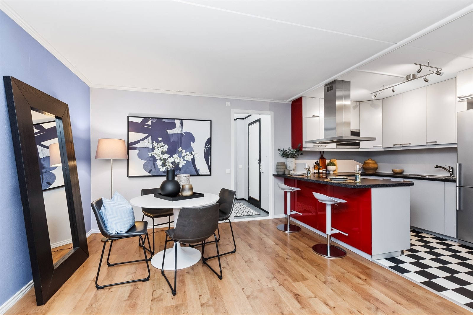 Kjøkkenet ligger i en åpen løsning mot stuen. Galleribilde