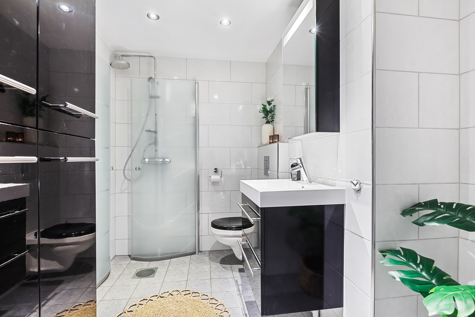 Pent flislagt baderom. Galleribilde