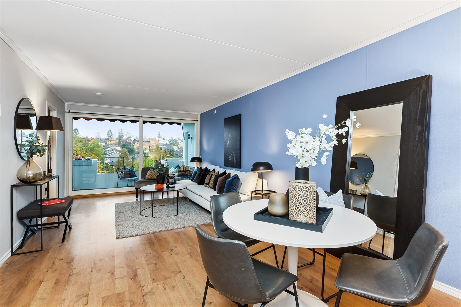 Stuen oppleves lys og romslig med store vindusflater. Galleribilde