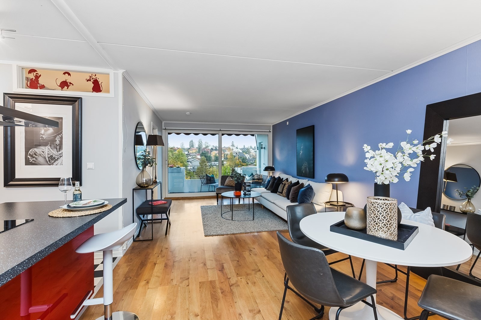 I stuen er det god plass til møblering av et hyggelig spisebord. Galleribilde