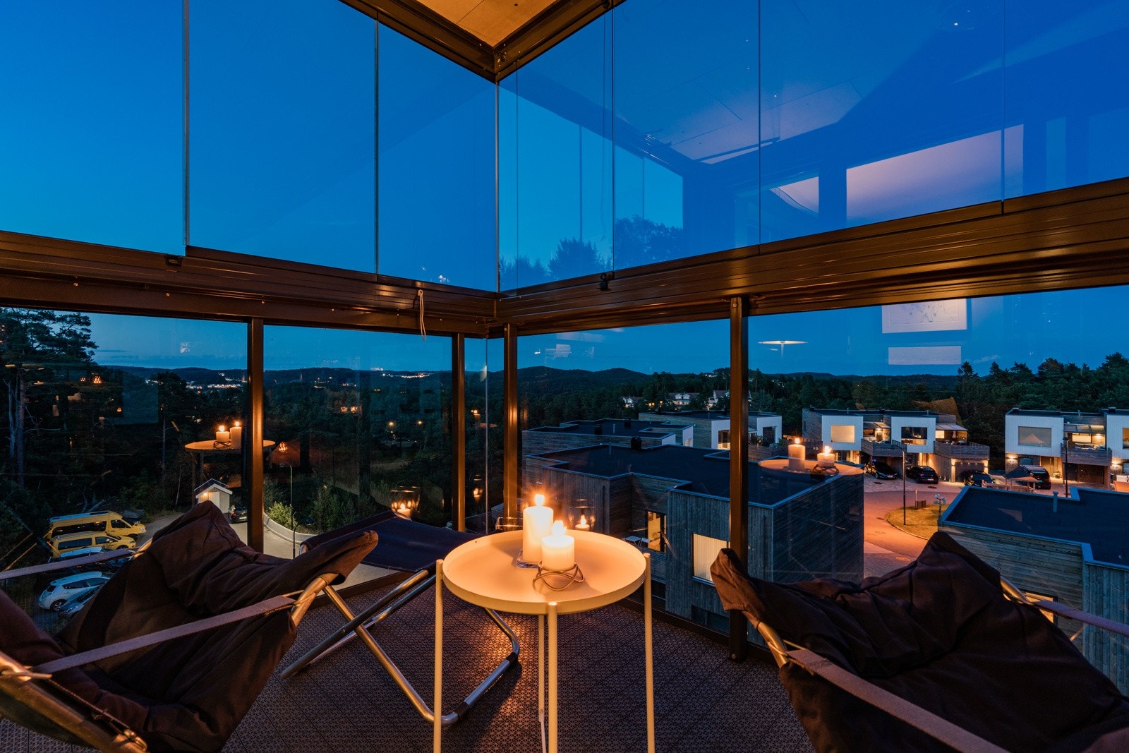 Terrasse med flott utsikt kveldstid Galleribilde