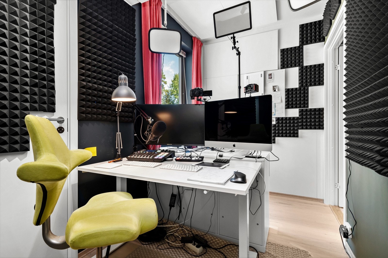 Bod innredet til kontor med vindu Galleribilde