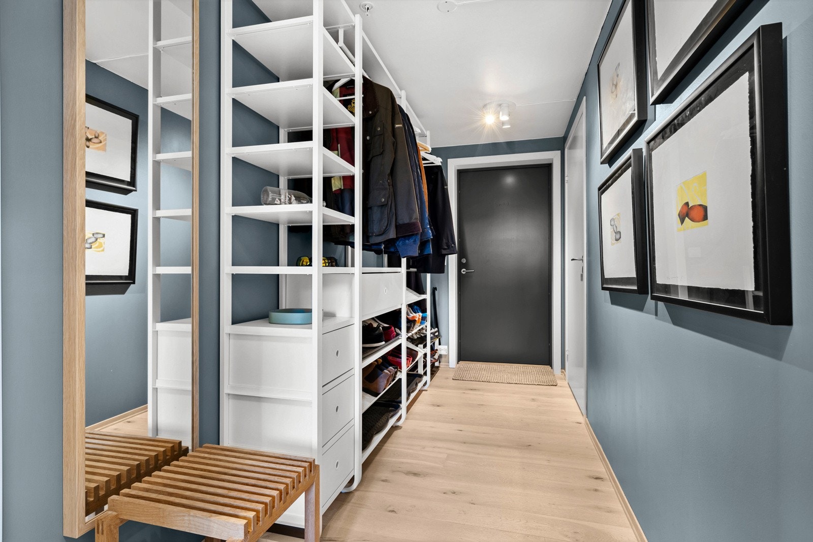 Garderobeplass i entreen Galleribilde