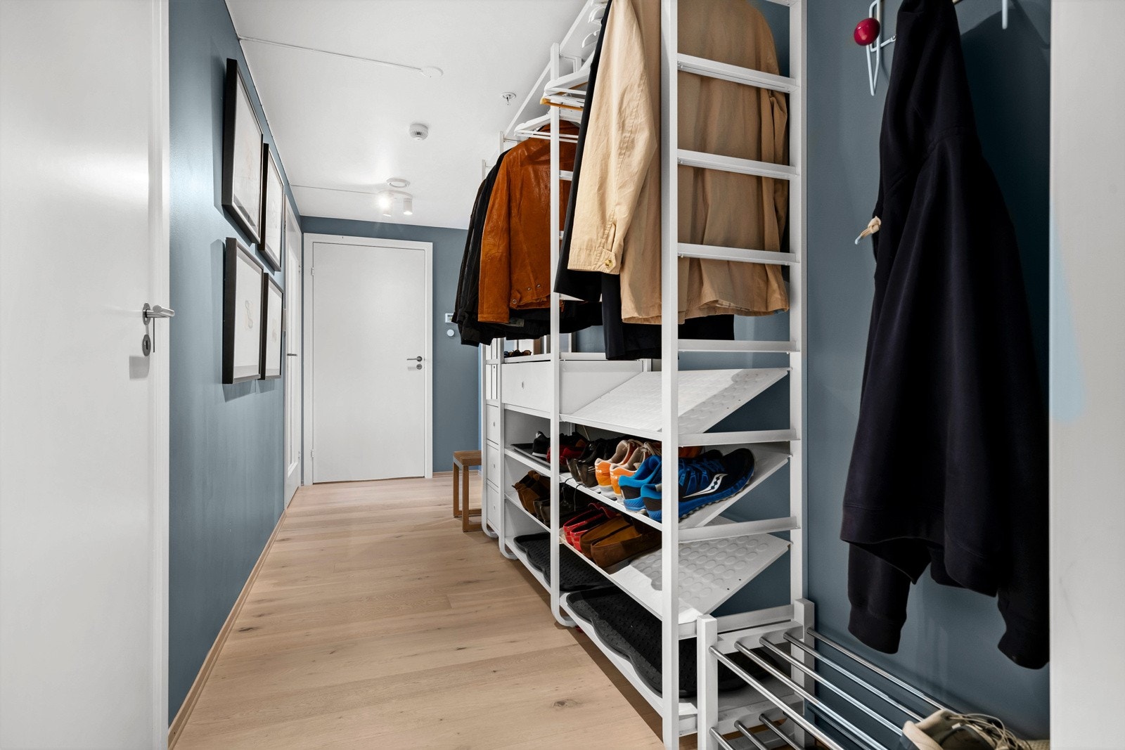 Garderobeplass i entreen Galleribilde