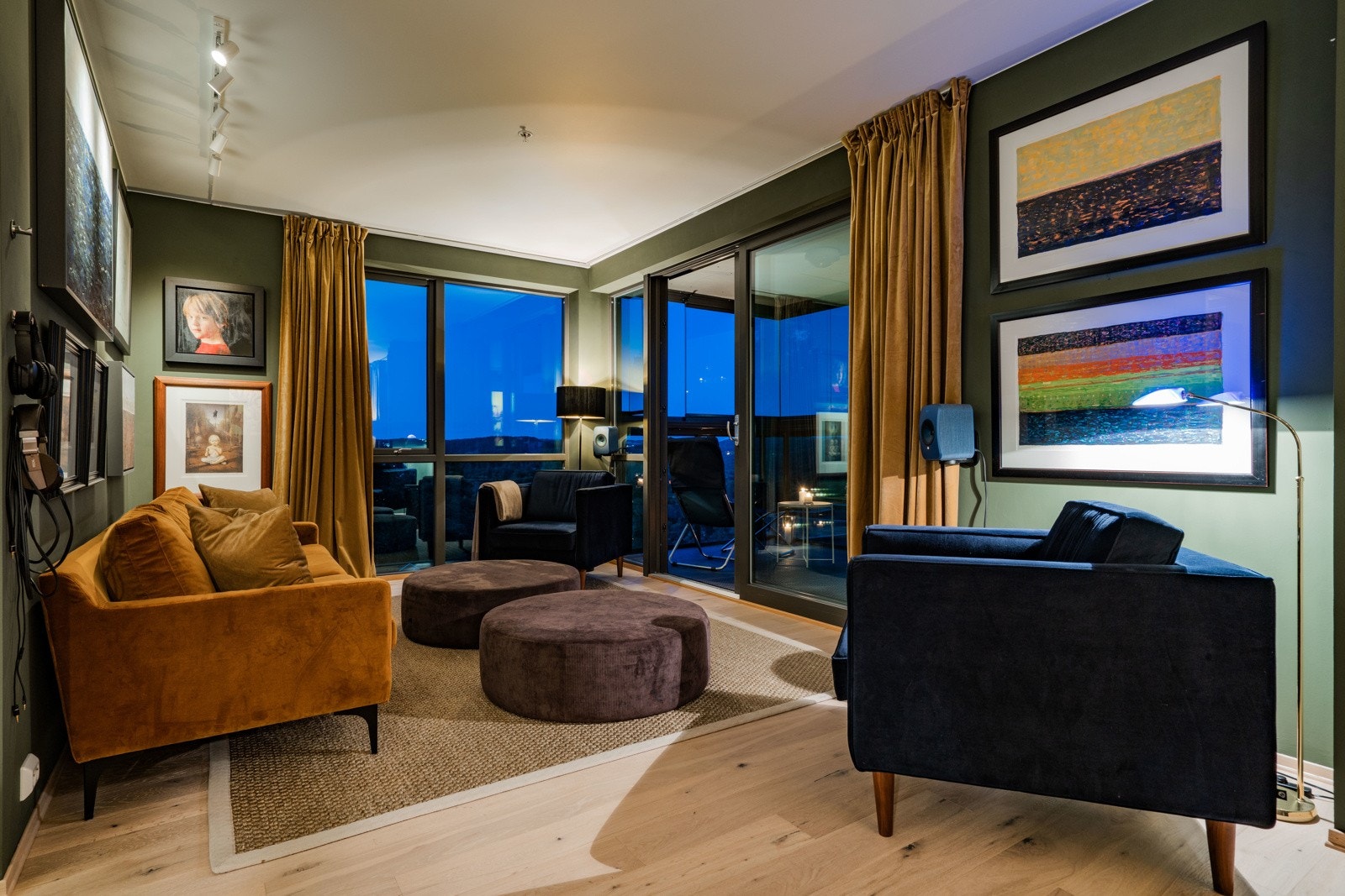 Stue med flott utsikt kveldstid Galleribilde