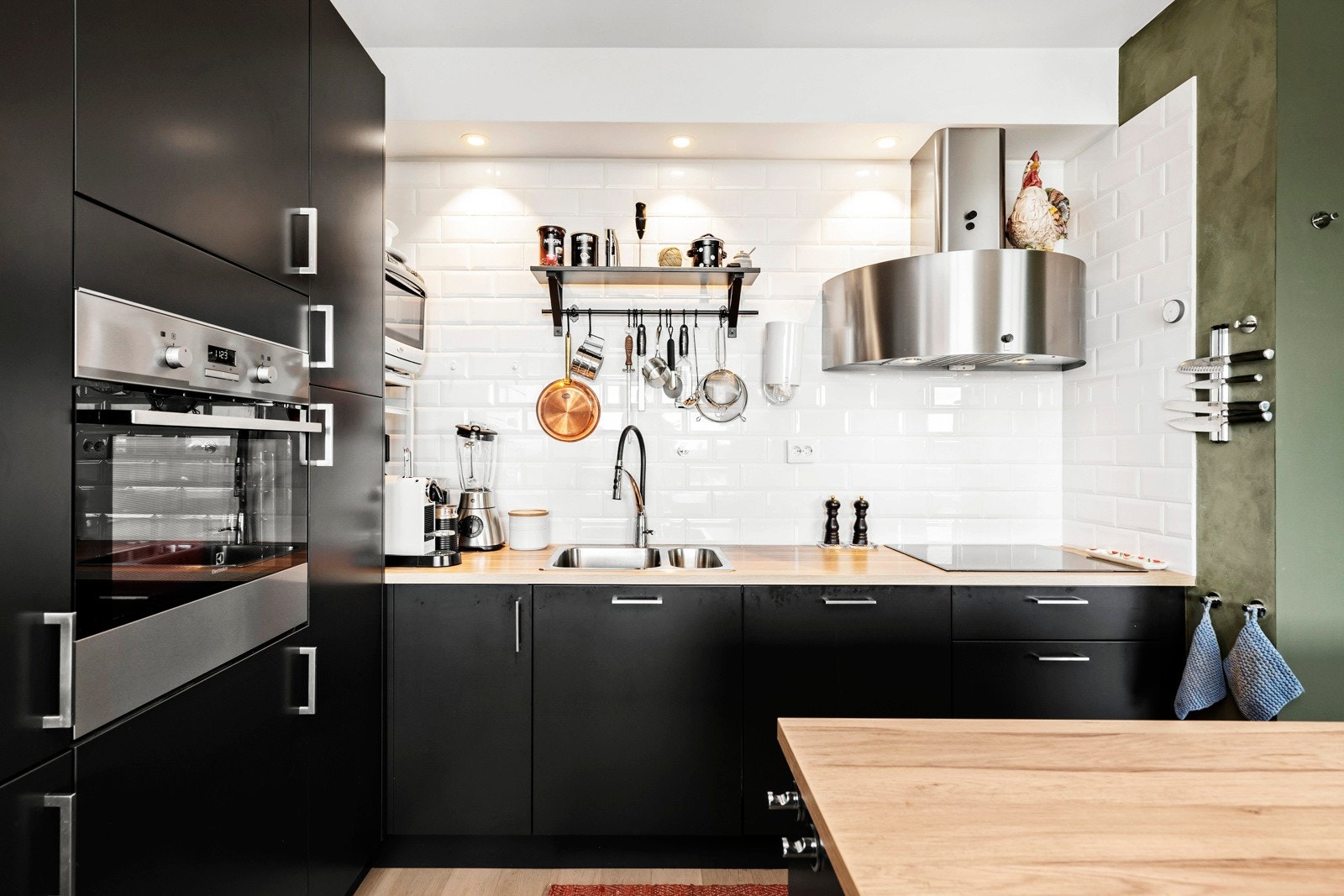 Lekkert, sort kjøkkeninnredning fra Strai-kjøkken Galleribilde