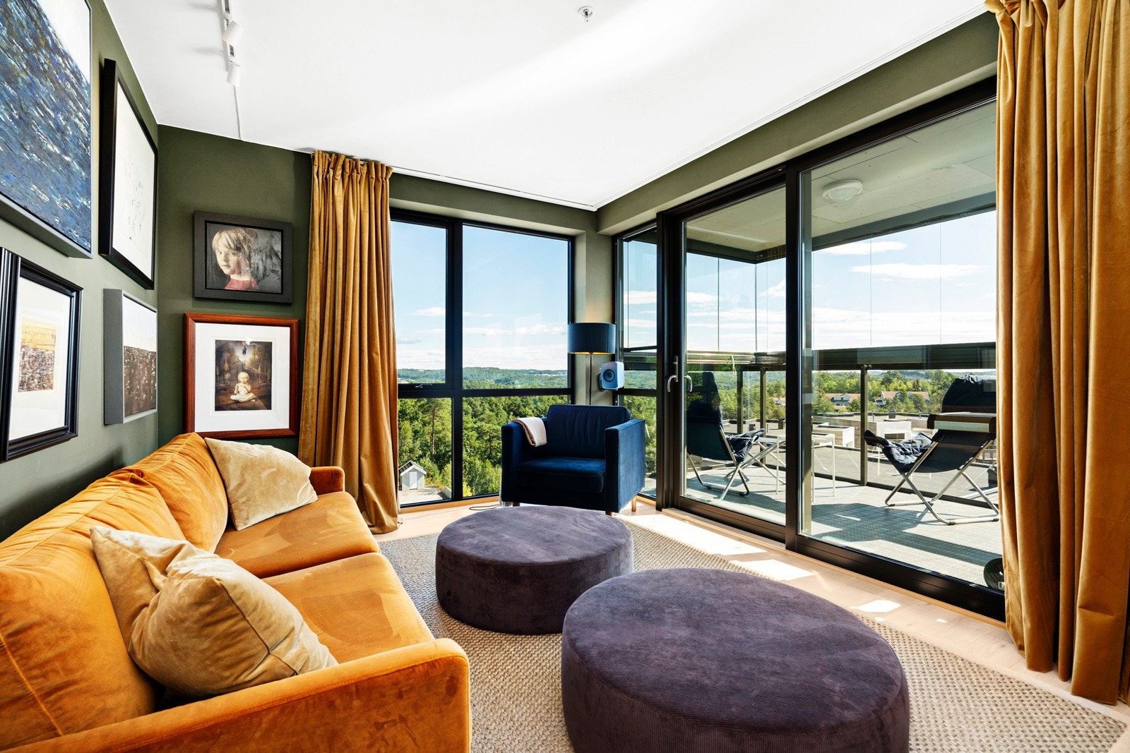 Stue med utgang til stor terrasse og flott utsikt Galleribilde