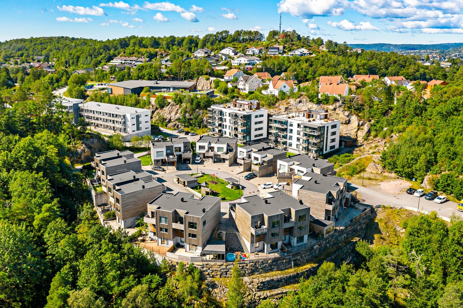 Dronefoto over området Galleribilde