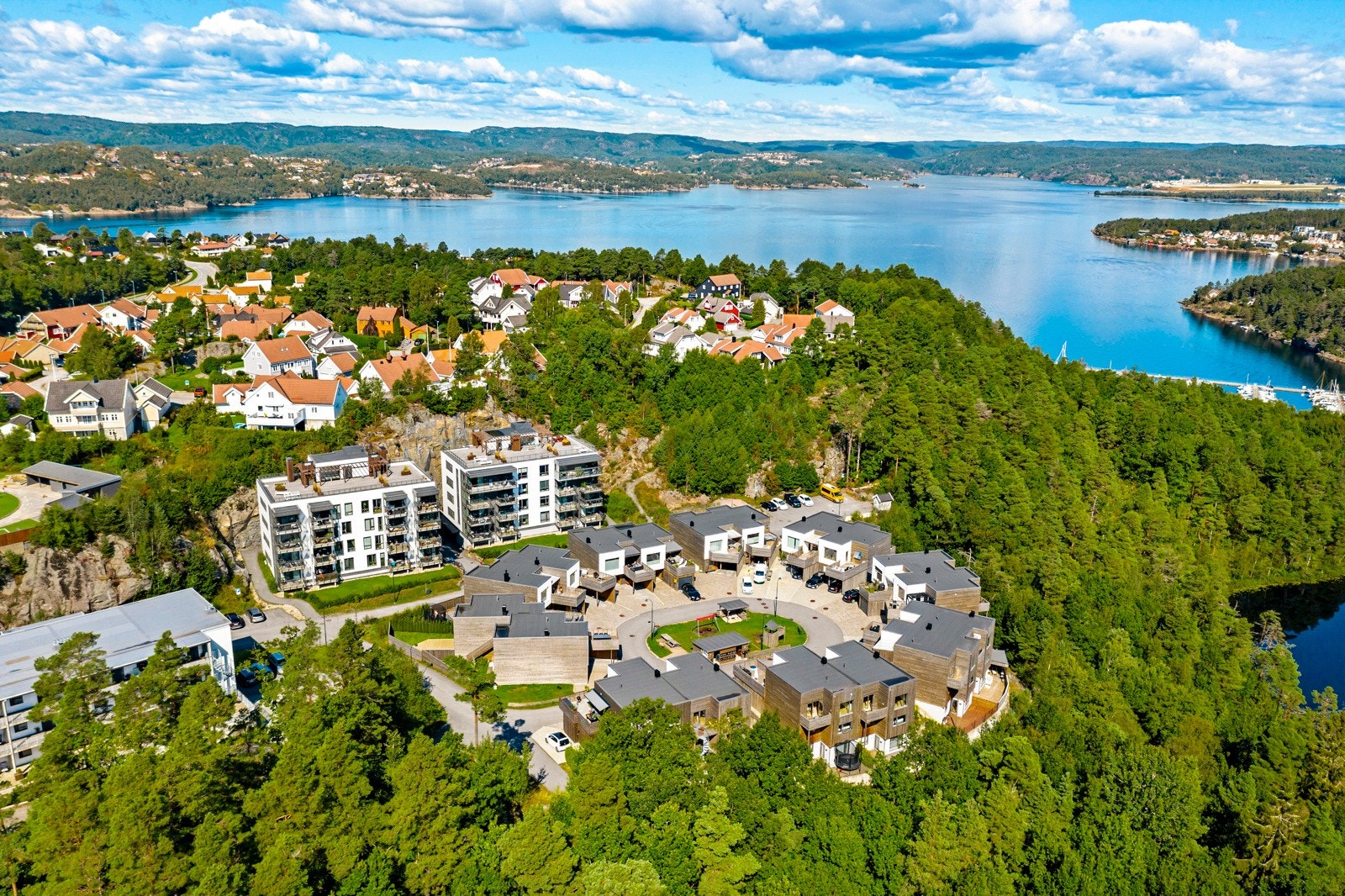 Dronefoto over området Galleribilde