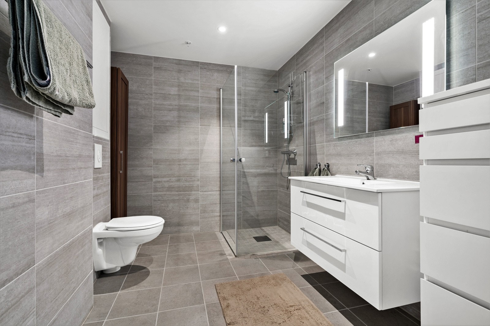 Lekkert, fliselagt dusjbad praktikantdel Galleribilde