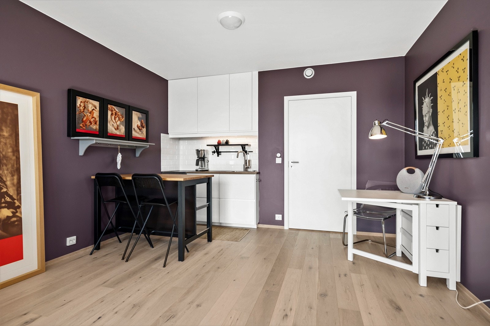 Stue med kjøkkenkrok praktikantdel Galleribilde