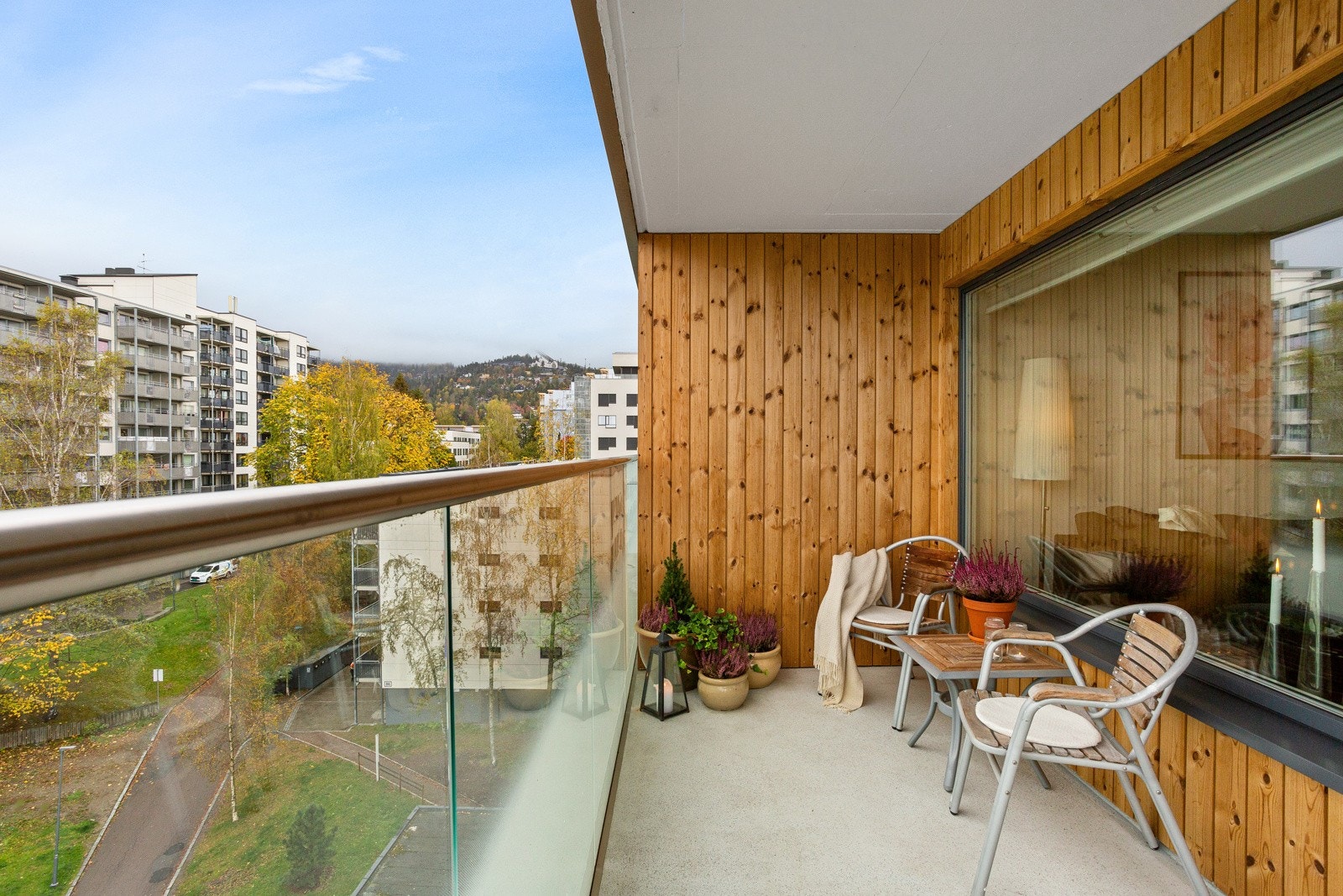 Nordvest- vendt balkong med moderne rekkverk av glass og metall på ca. 7,5 kvm. Ettermiddags- og kveldssolen får du her! Galleribilde