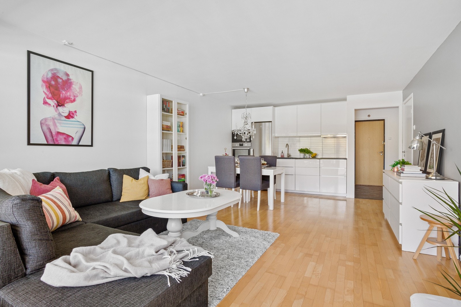 Stuen gir deg mulighet for flere møbleringssoner. Galleribilde