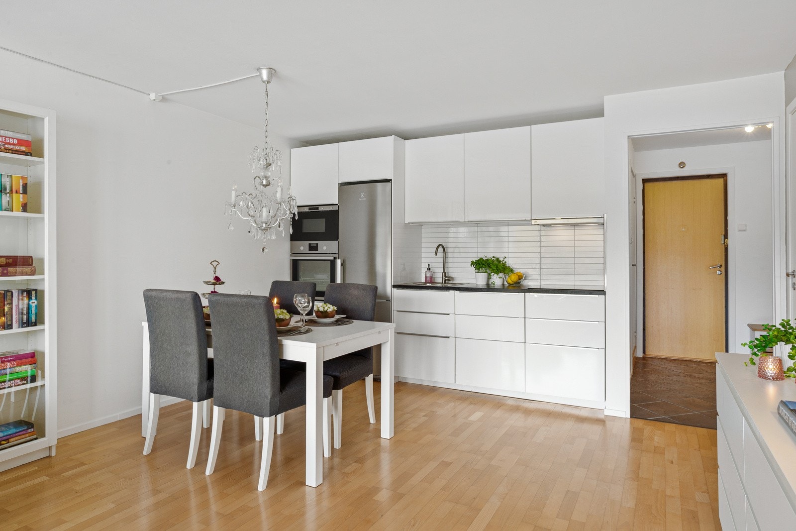 Plass til spisebord i tilknytting til kjøkkenet. Galleribilde