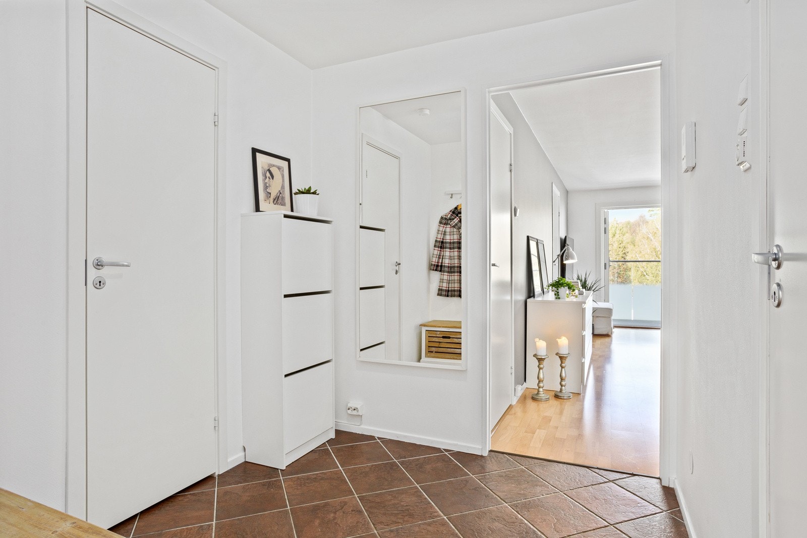 Innbydende flislagt entré. Galleribilde