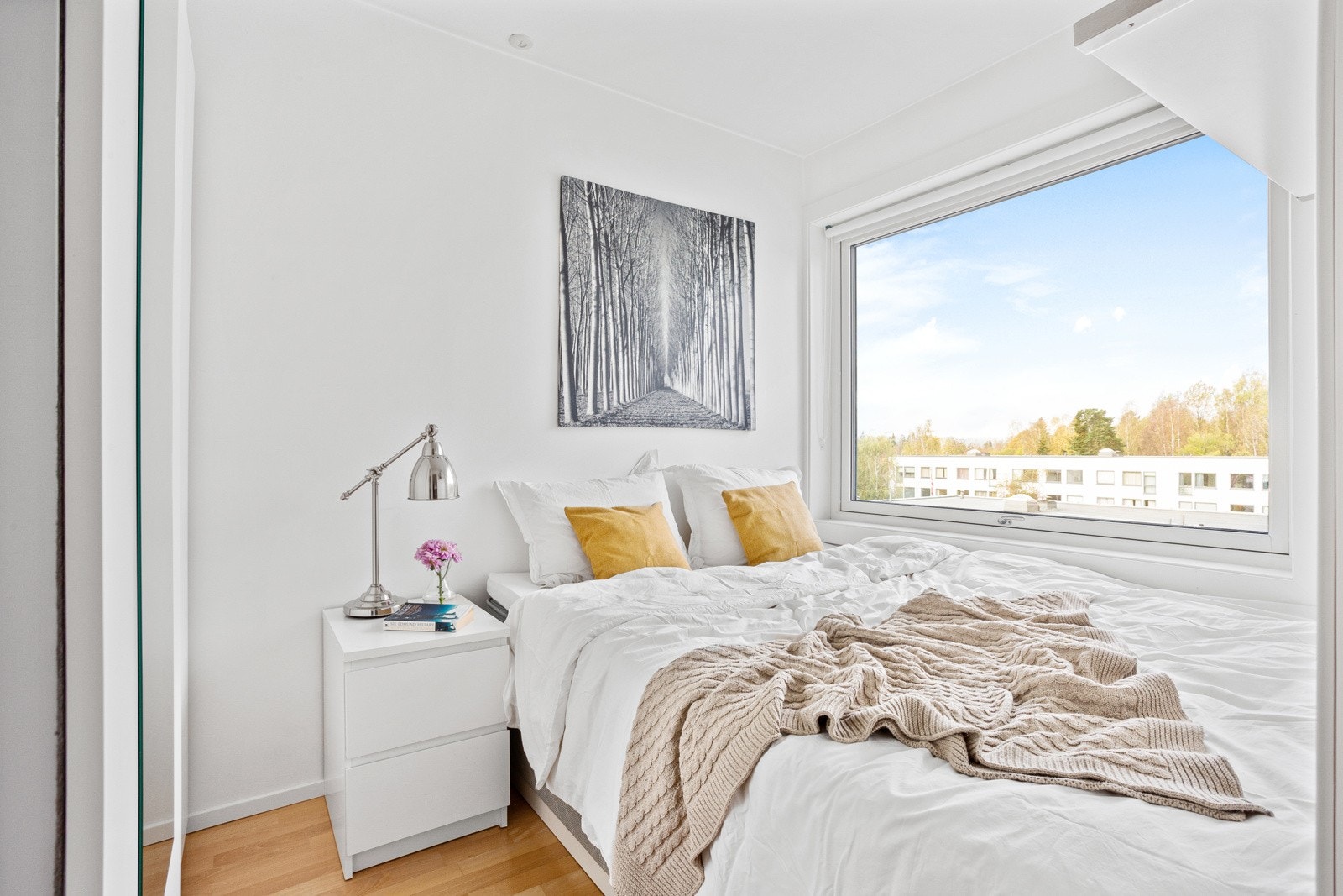 Soverom med god plass til stor seng. Store vindusflater gir rikelig med naturlig lys. Galleribilde