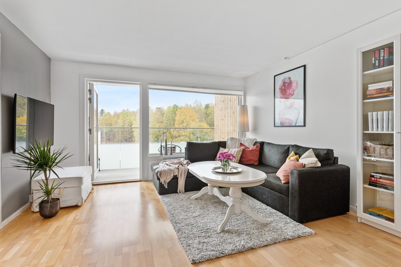 Store vindusflater gir rikelig med naturlig lys. Galleribilde