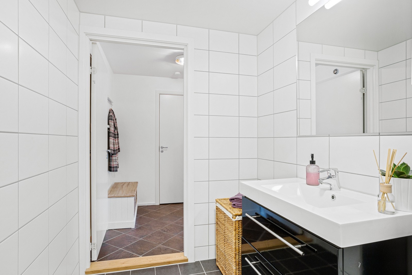 Vegghengt servantskap med glatte fronter, speil og godt med belysning. Galleribilde