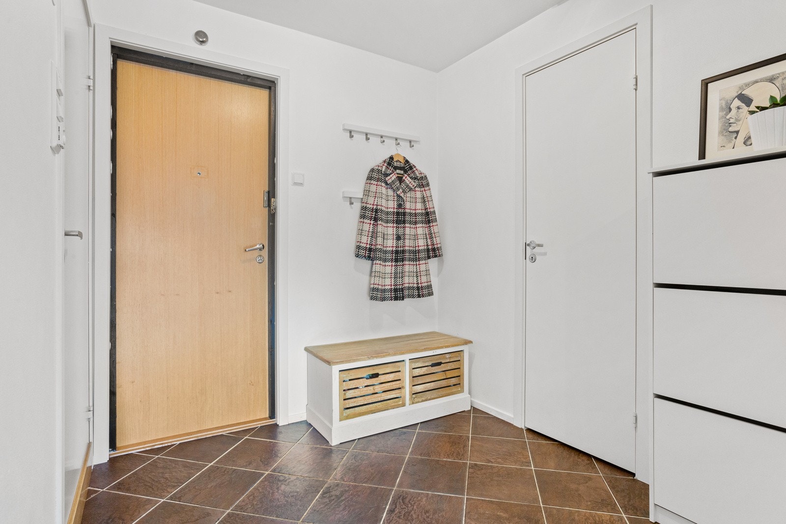 Plass til å henge fra seg yttertøy. Galleribilde