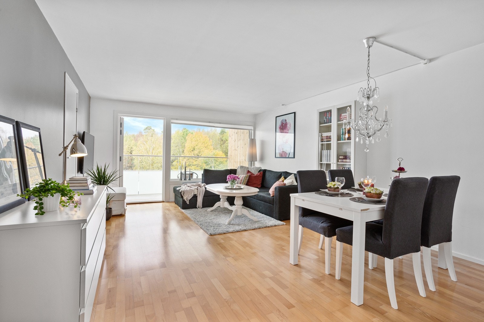 Stuen er tilknyttet kjøkkenet med en åpen løsning. Galleribilde