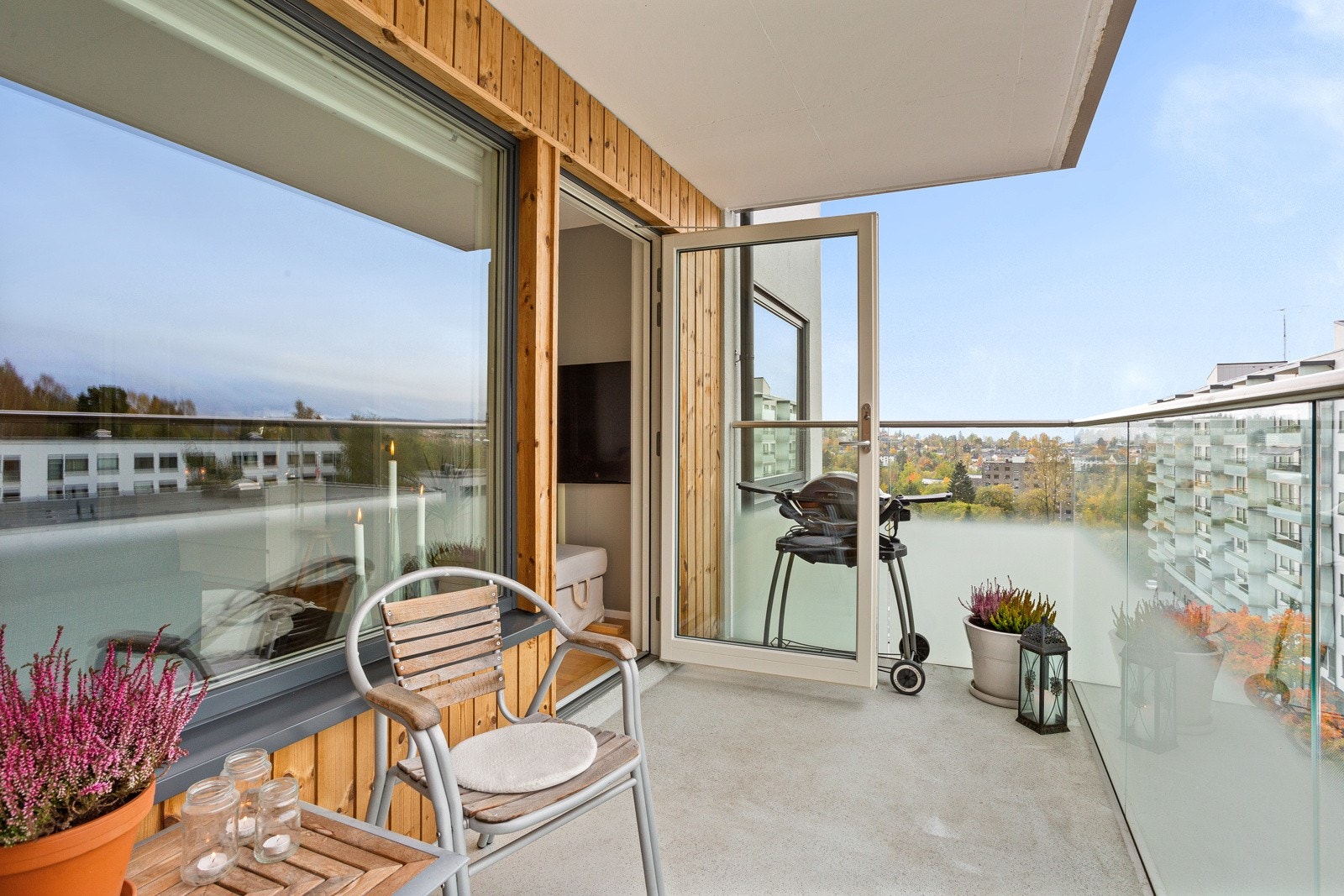 Her får du en romslig og lys 2(3)-roms med gjennomgående god standard. Galleribilde