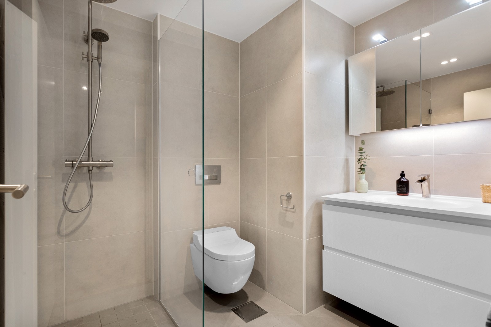 Delikat og moderne flislagt baderom med gulvvarme pusset opp i 2019. Galleribilde