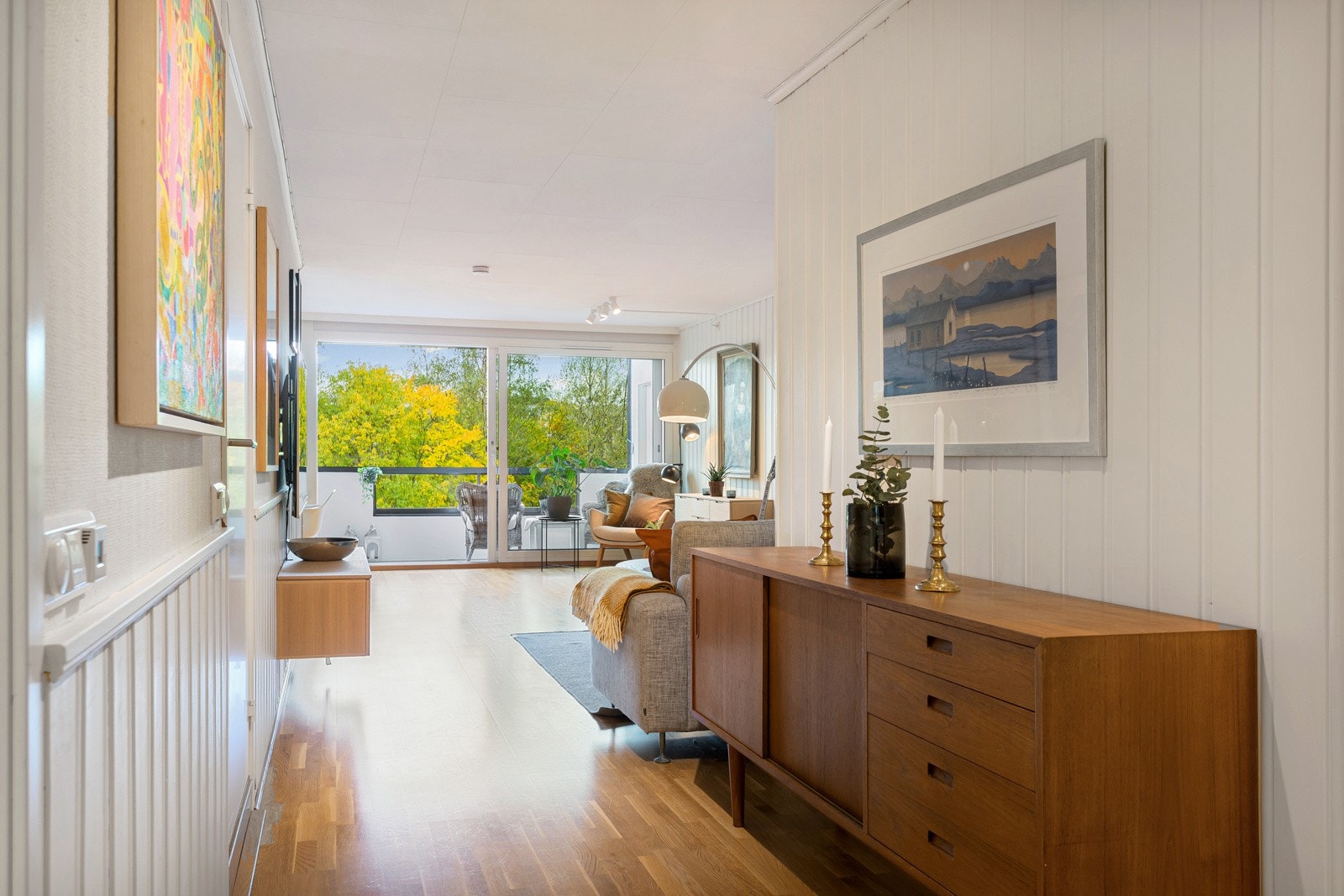 Gang med adkomst til bad, vaskerom og to av leilighetens soverom. Galleribilde