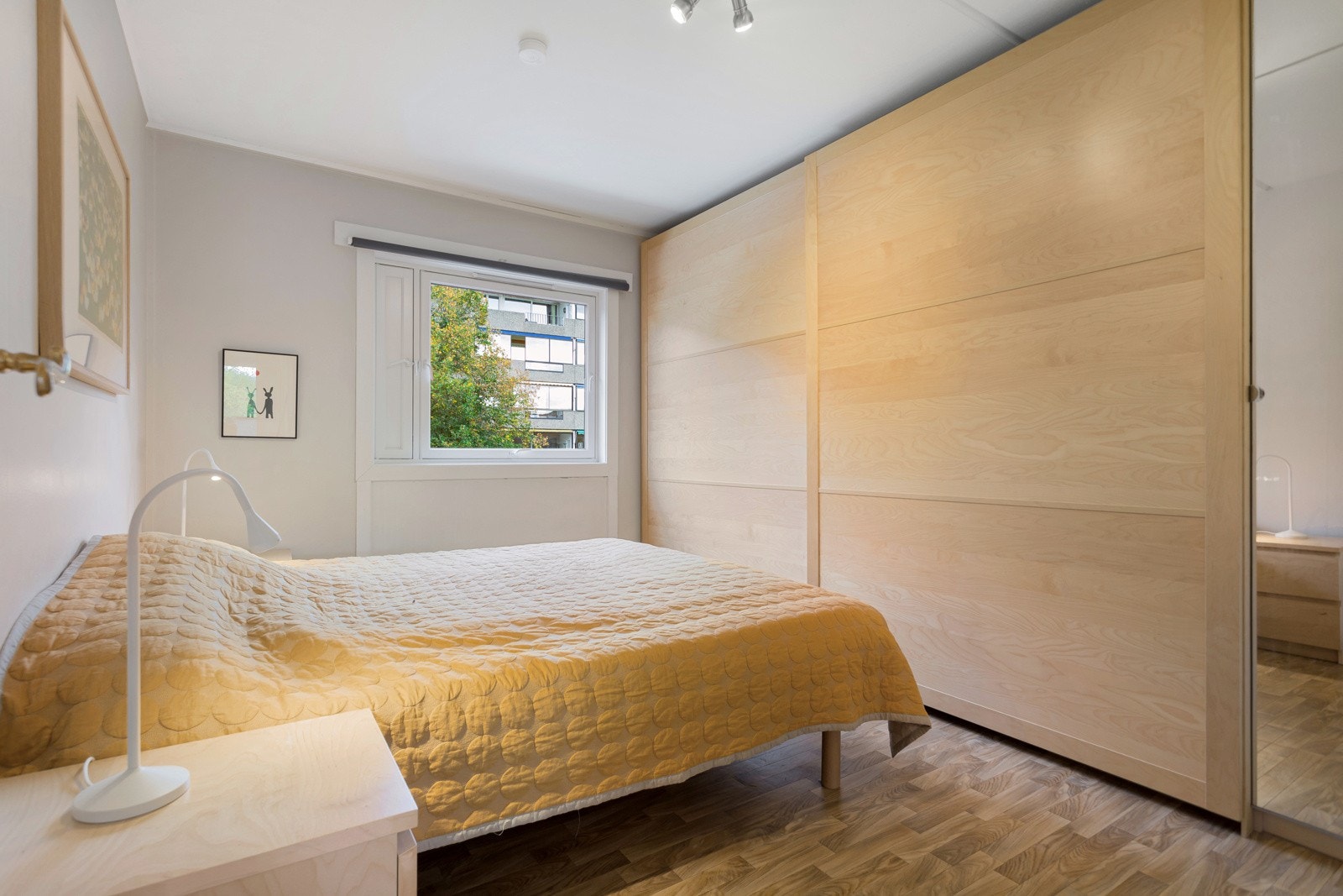 Hovedsoverommet har god plass til dobbeltseng og er innredet med en stor skyvedørsgarderobe. Galleribilde