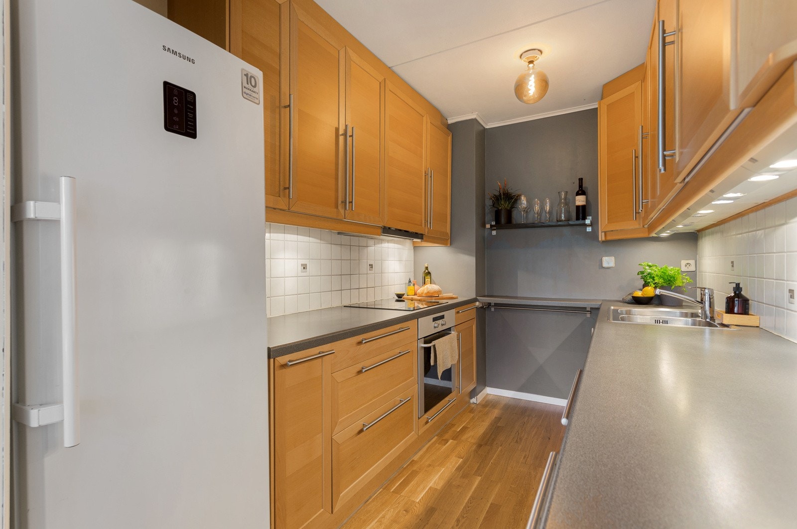 Kjøkkeninnredning med profilerte fronter av treverk fra Ikea montert i 2004/05. Galleribilde