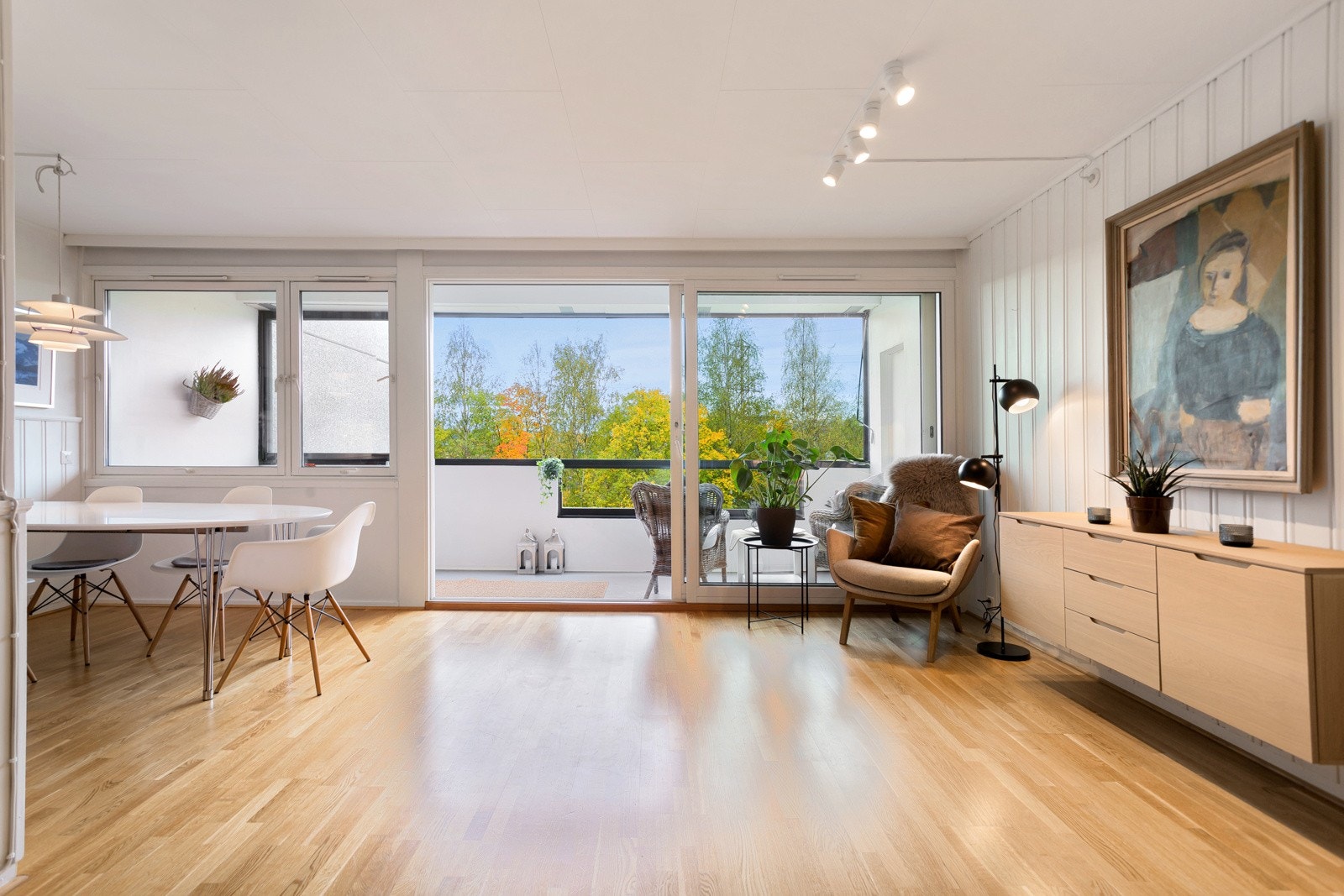 De store vindusflatene i stuen slipper inn rikelig med naturlig lys i rommet. Galleribilde