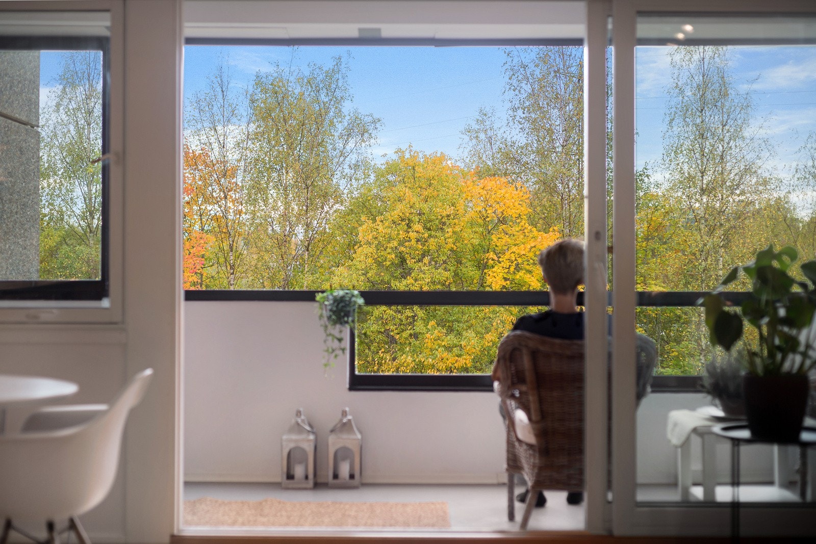 Hyggelig utsyn fra stuen mot grøntområder, uten innsyn. Galleribilde